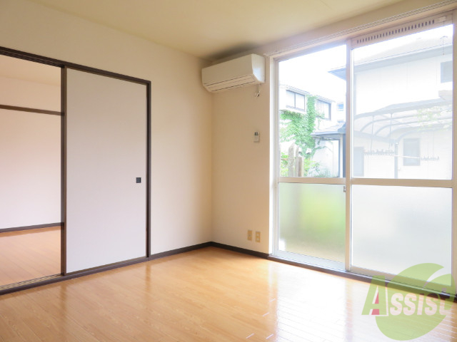 居室・リビング　リビングはこんな感じです。窓が大きくて良く陽が入ってきます