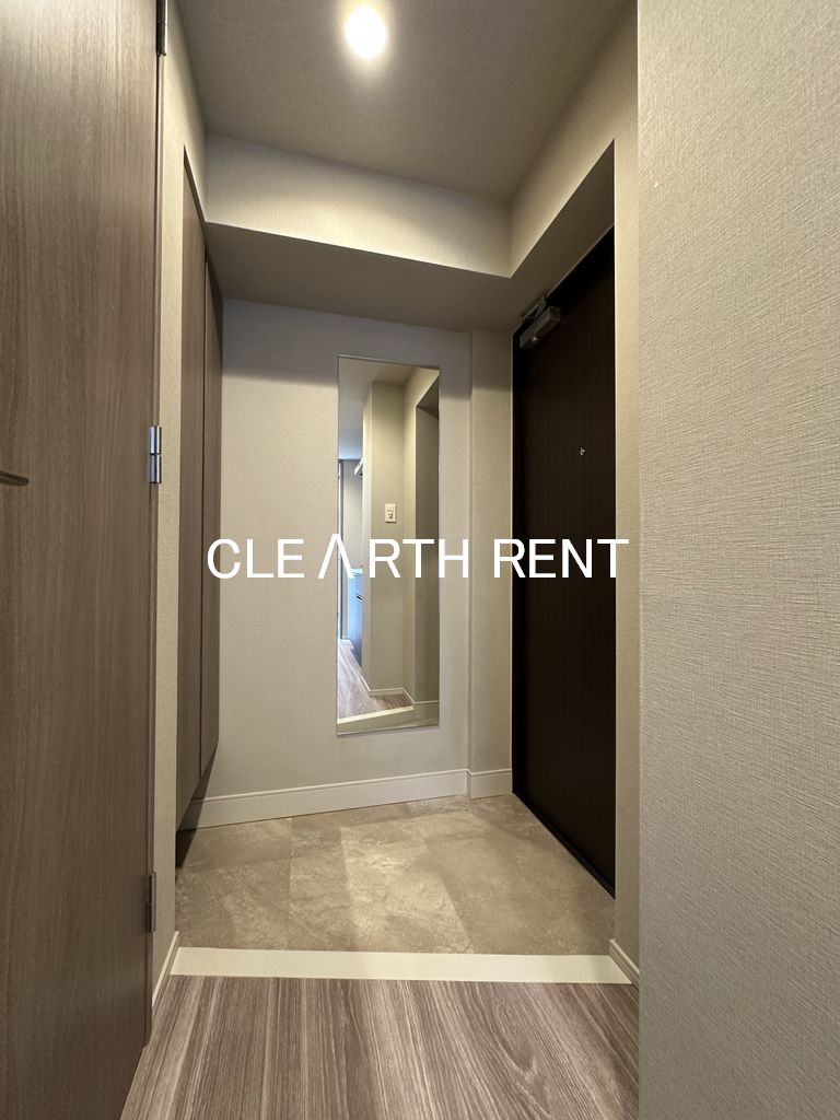 玄関　全身姿見ミラー付きの玄関/人感センサー対応