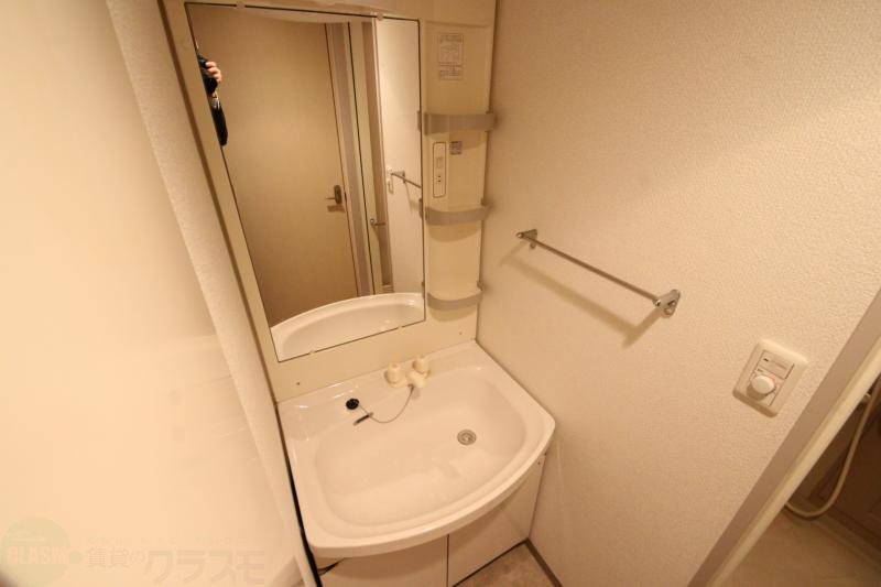 洗面設備　独立洗面台、朝の身支度には欠かせません