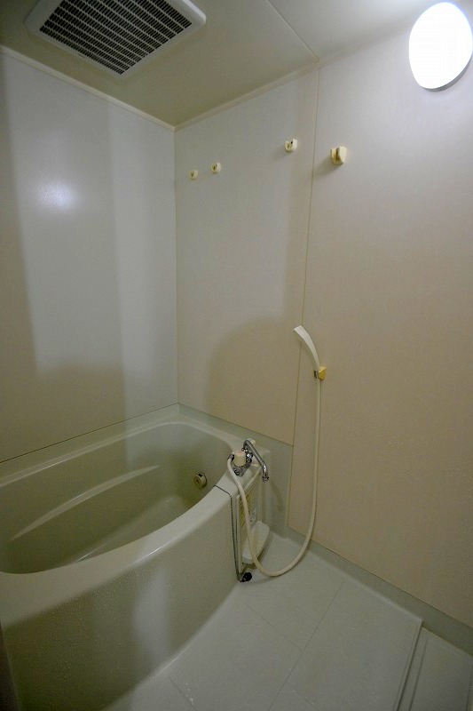 バス・シャワールーム　☆大きめの浴槽です☆