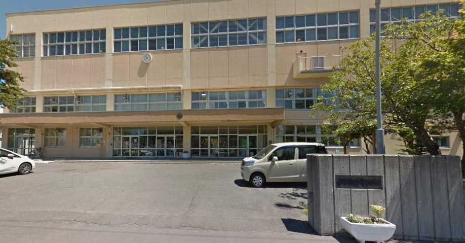 中学校　札幌市立新川中学校（中学校）まで404m