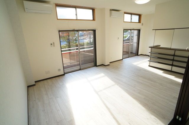 居室・リビング　日差しの差し込むリビングです