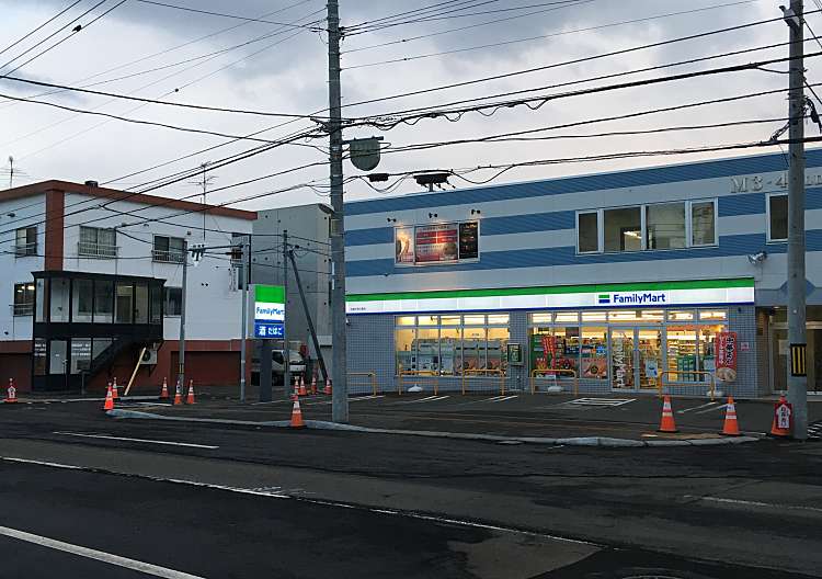 コンビニ　ファミリーマート札幌平岸3条店（コンビニ）まで308m