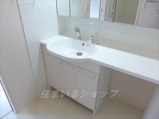 洗面設備　三面鏡付き大型シャンプードレッサー
