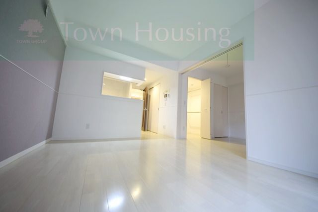 居室・リビング　おしゃれなカウンターキッチンのリビング