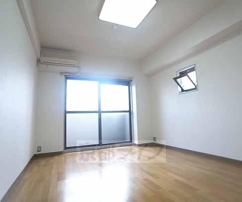 居室・リビング　明るい室内。