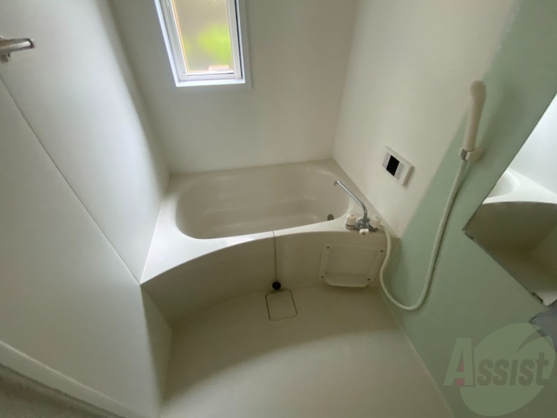 バス・シャワールーム　バスルームは狭すぎず、シャワーも浴びやすそうです。