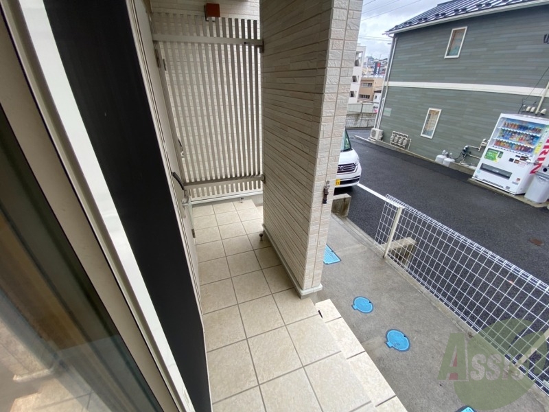 バルコニー　バルコニー。洗濯物がはかどりそうな広さがありますよ。