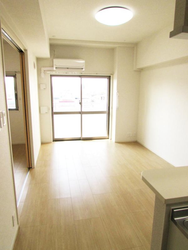 居室・リビング　※別号室の写真です。