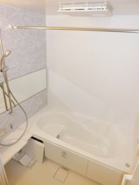 バス・シャワールーム　ゆったりとした一坪の浴室は魅力的ですat