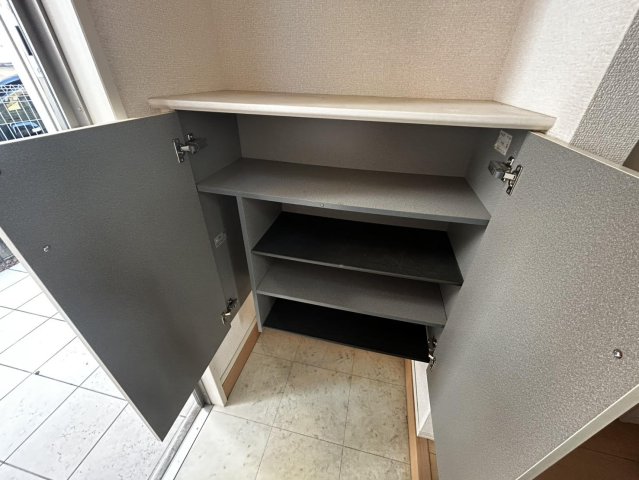 玄関　同物件別部屋写真