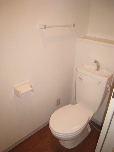 トイレ　同物件別号室の写真です。