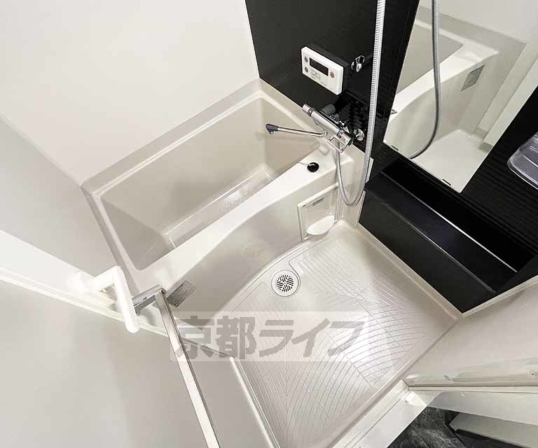 バス・シャワールーム　清潔感のあるお風呂