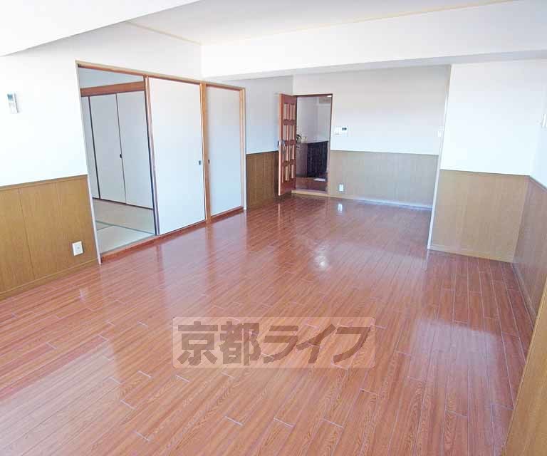 居室・リビング　家族の憩の場、広々リビングです