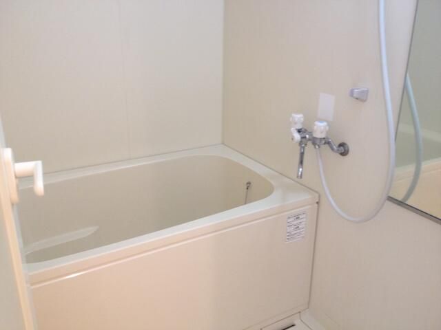 バス・シャワールーム　コンパクトで使いやすいお風呂です