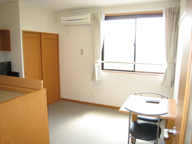 居室・リビング　同タイプ居室：カーペットのお部屋です。カーテンが最初からつき
