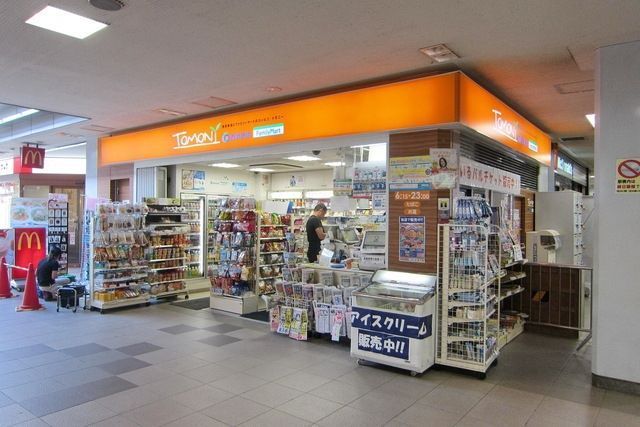 コンビニ　ファミリーマートトモニー入間市駅店（コンビニ）まで163m