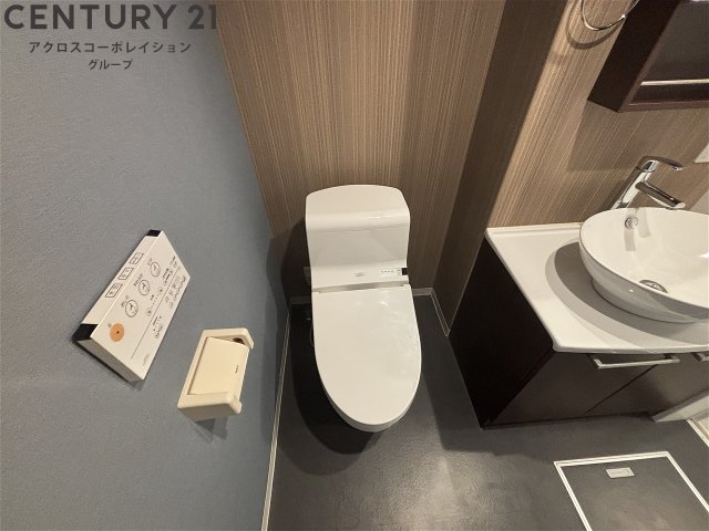トイレ　温水洗浄便座付きのトイレです♪