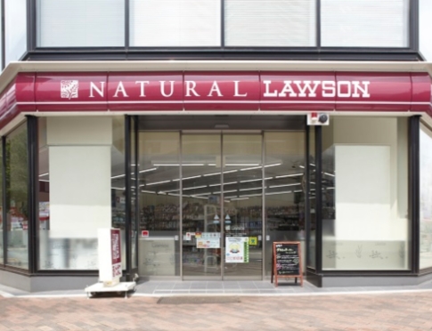 コンビニ　ナチュラルローソン東麻布三丁目店（コンビニ）まで74m
