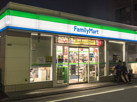 コンビニ　ファミリーマート 学芸大学駅南店（コンビニ）まで209m