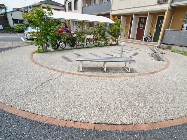 エントランス　♪パティオのある建物です♪