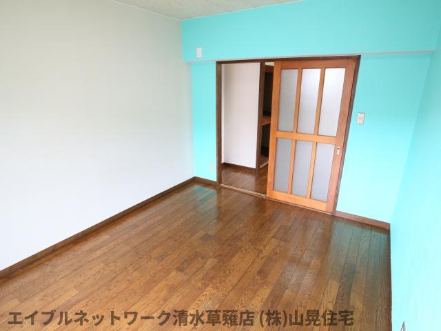 居室・リビング　内装は落ち着いています