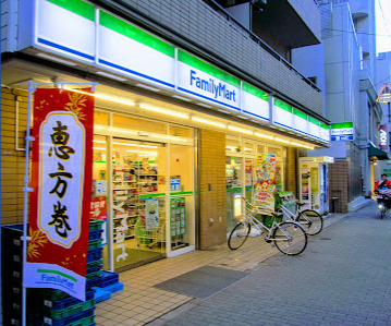 コンビニ　ファミリーマート 板橋一丁目店（コンビニ）まで682m