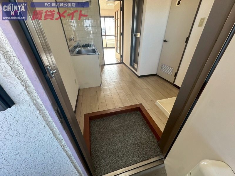 玄関　同物件別部屋の写真