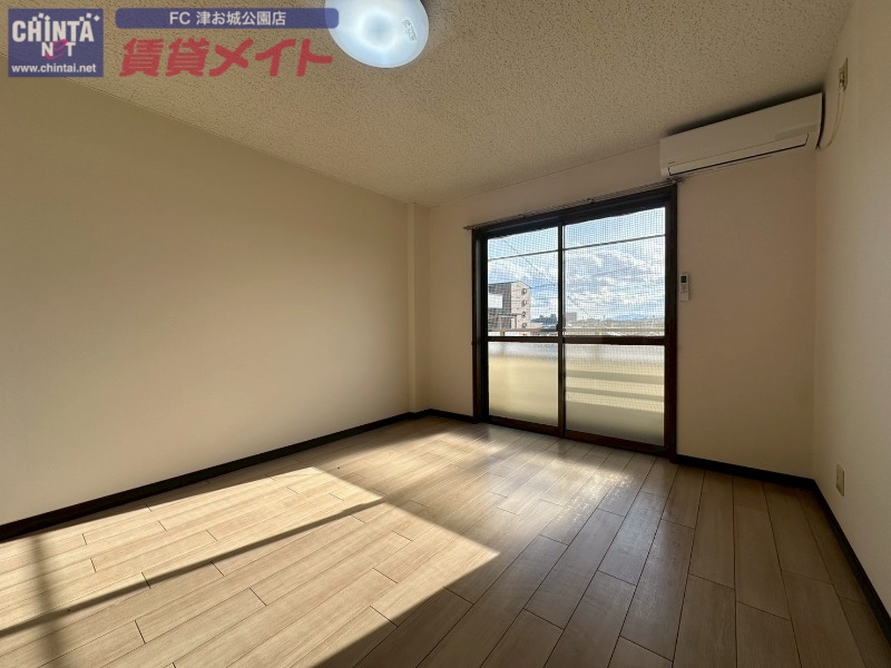 居室・リビング　同物件別部屋の写真