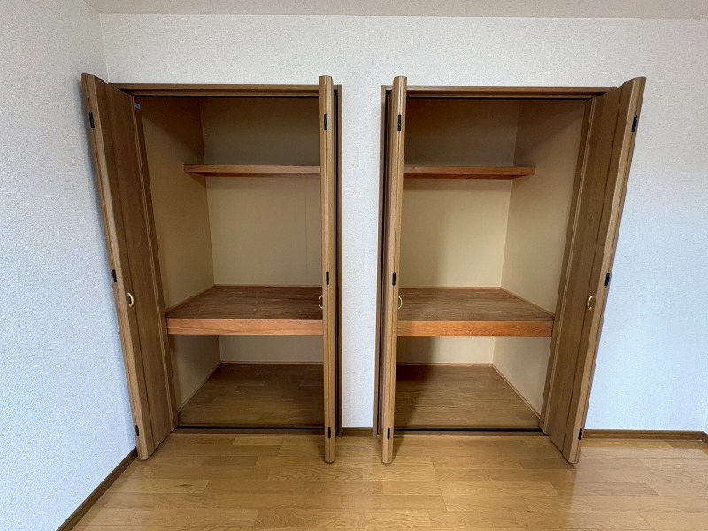 収納　こちらの収納にはハンガーをかけて服もしまえますね。