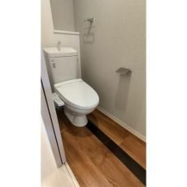 トイレ　落ち着いた色調のトイレです
