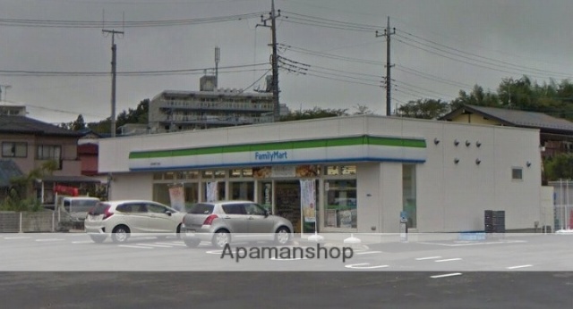 コンビニ　ファミリーマート（コンビニ）まで700m