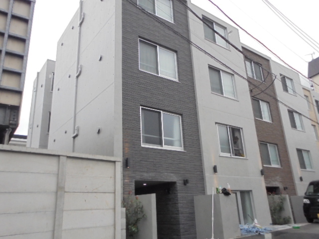 建物外観　４階建ての賃貸マンション