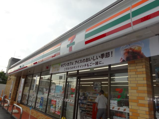 コンビニ　セブンイレブン（コンビニ）まで550m