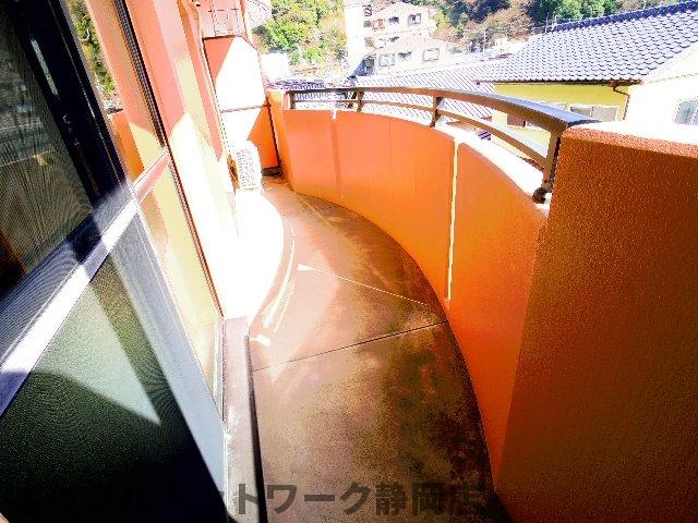 バルコニー　外からの目が気にならないバルコニーで洗濯物が干せます