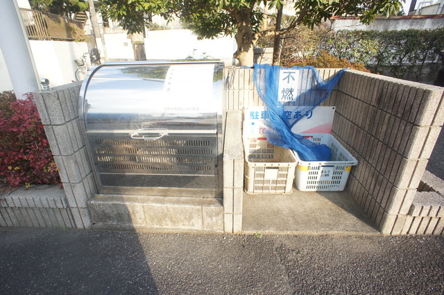 その他共有部分　蓋つきのゴミ置き場あります。衛生的ですね♪