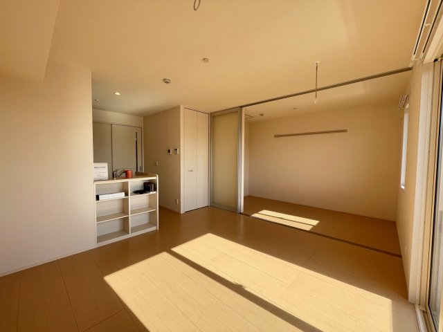 居室・リビング　LDK(10.9帖)エアコン付き・洋室(4帖)♪　床＆建具な