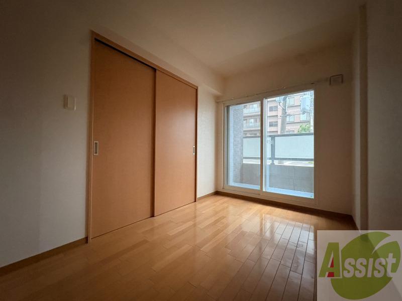 その他部屋・スペース　寝室はこちらです。光が差し込む、温かみのあるお部屋です。