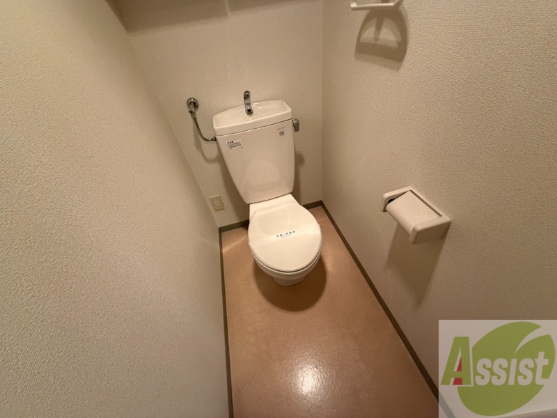 トイレ　トイレの上には物を置くスペースもあるので便利です。