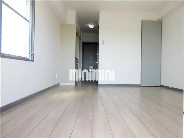 居室・リビング　角部屋で２ヶ所窓があります。