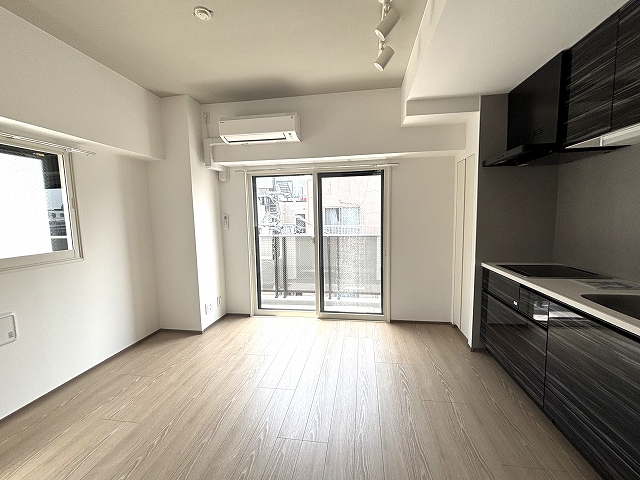 礼ゼロ 駅徒歩1分 2面採光角 CasaFlagShibuya HISの居間写真