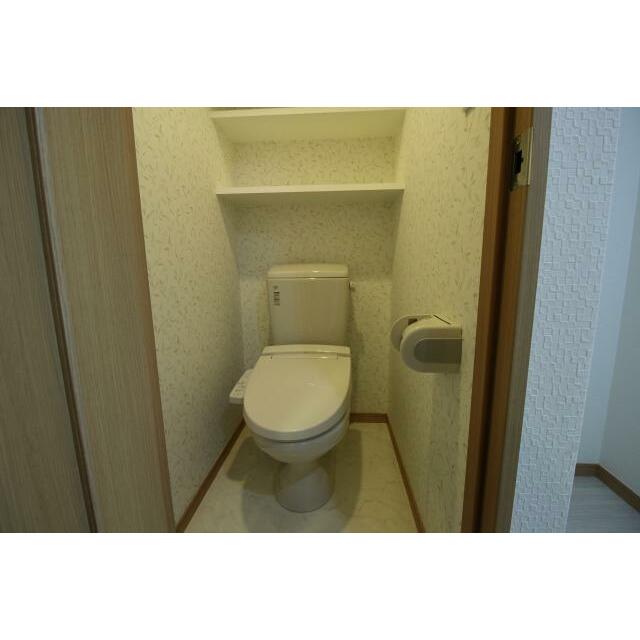 トイレ　温水洗浄便座付　明るくポップなクロス