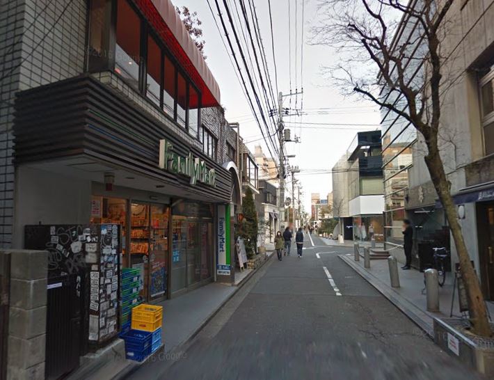 コンビニ　ファミリーマート南青山五丁目店（コンビニ）まで65m