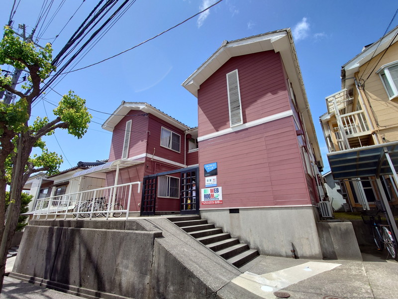 建物外観　落ち着いた色調の2階建てアパート