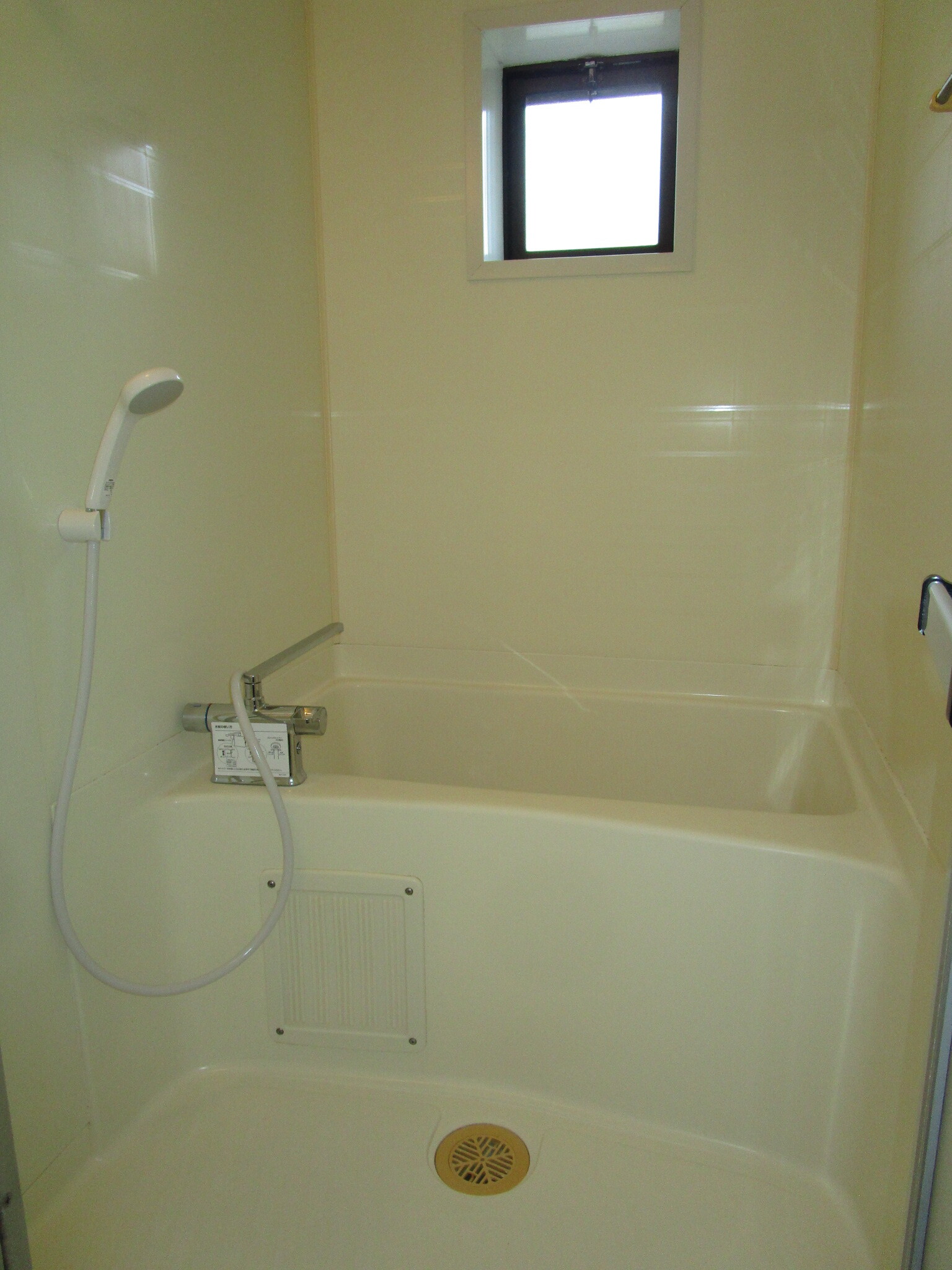 バス・シャワールーム　小窓付き浴室