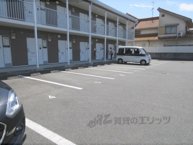 【八幡市八幡五反田のアパートの駐車場】