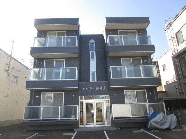 札幌市東区北四十三条東のマンションの建物外観