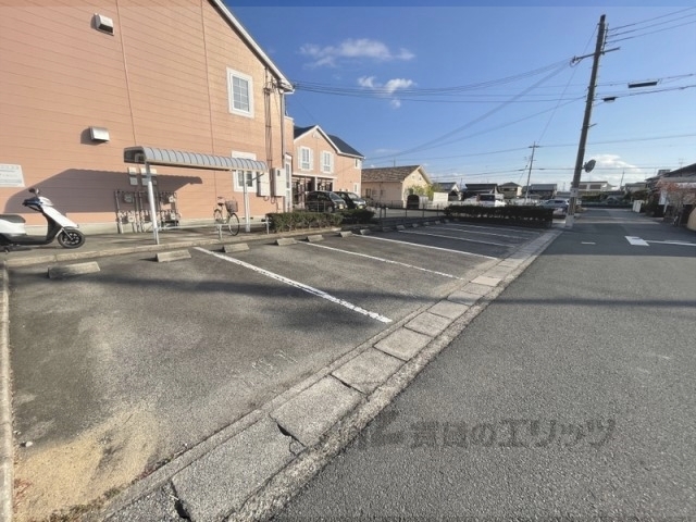 【天理市西長柄町のアパートの駐車場】