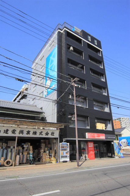 松山市河原町のマンションの建物外観