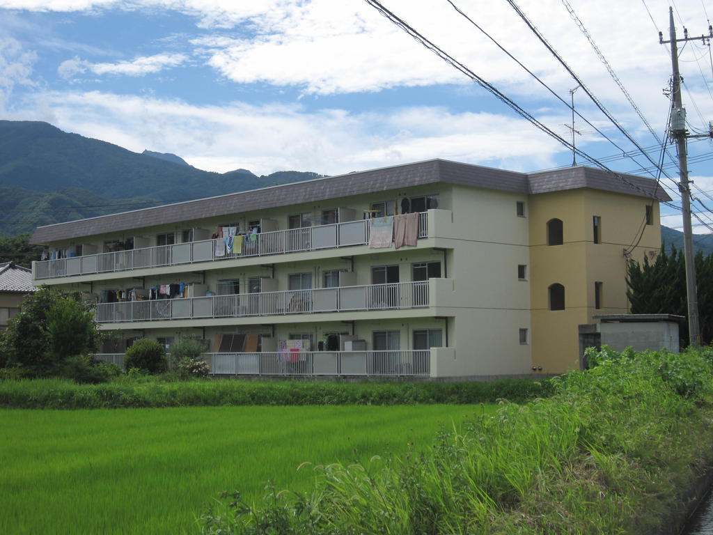 登公山草の建物外観